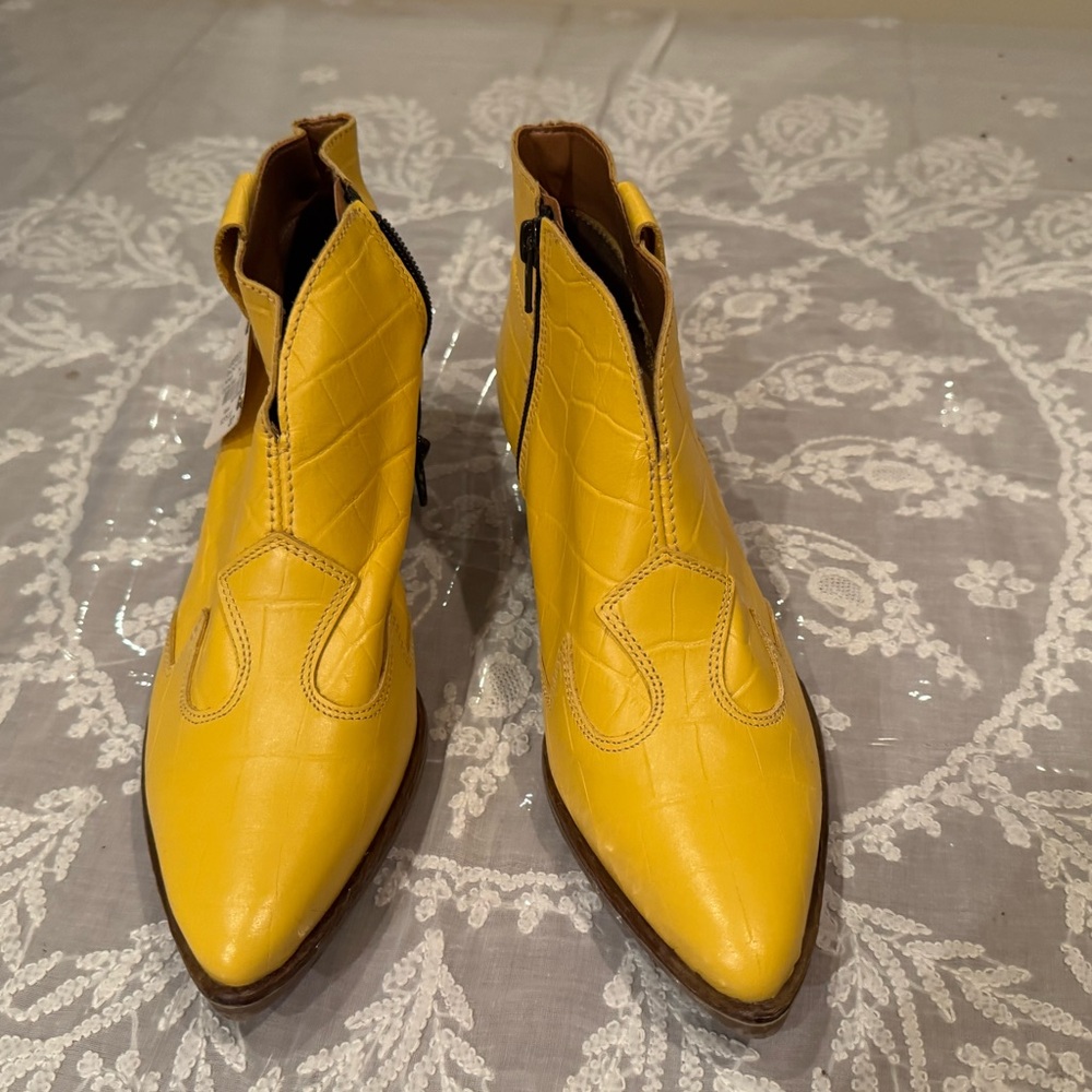 ❤️ NWT GABRIELLA western croc embossed yellow leather bootie. Size:37